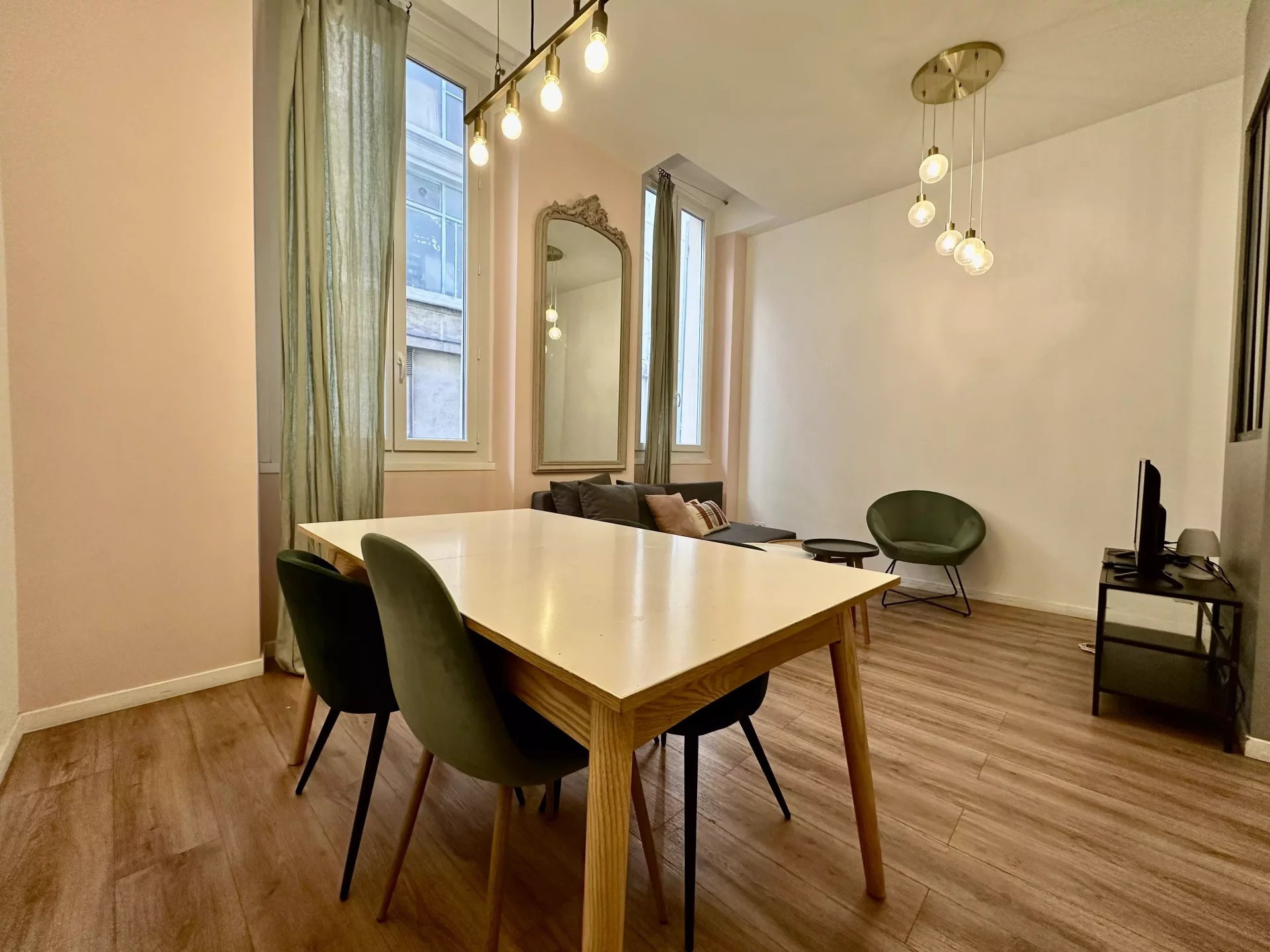 Appartement rénové, 300 mètres du vieux port.