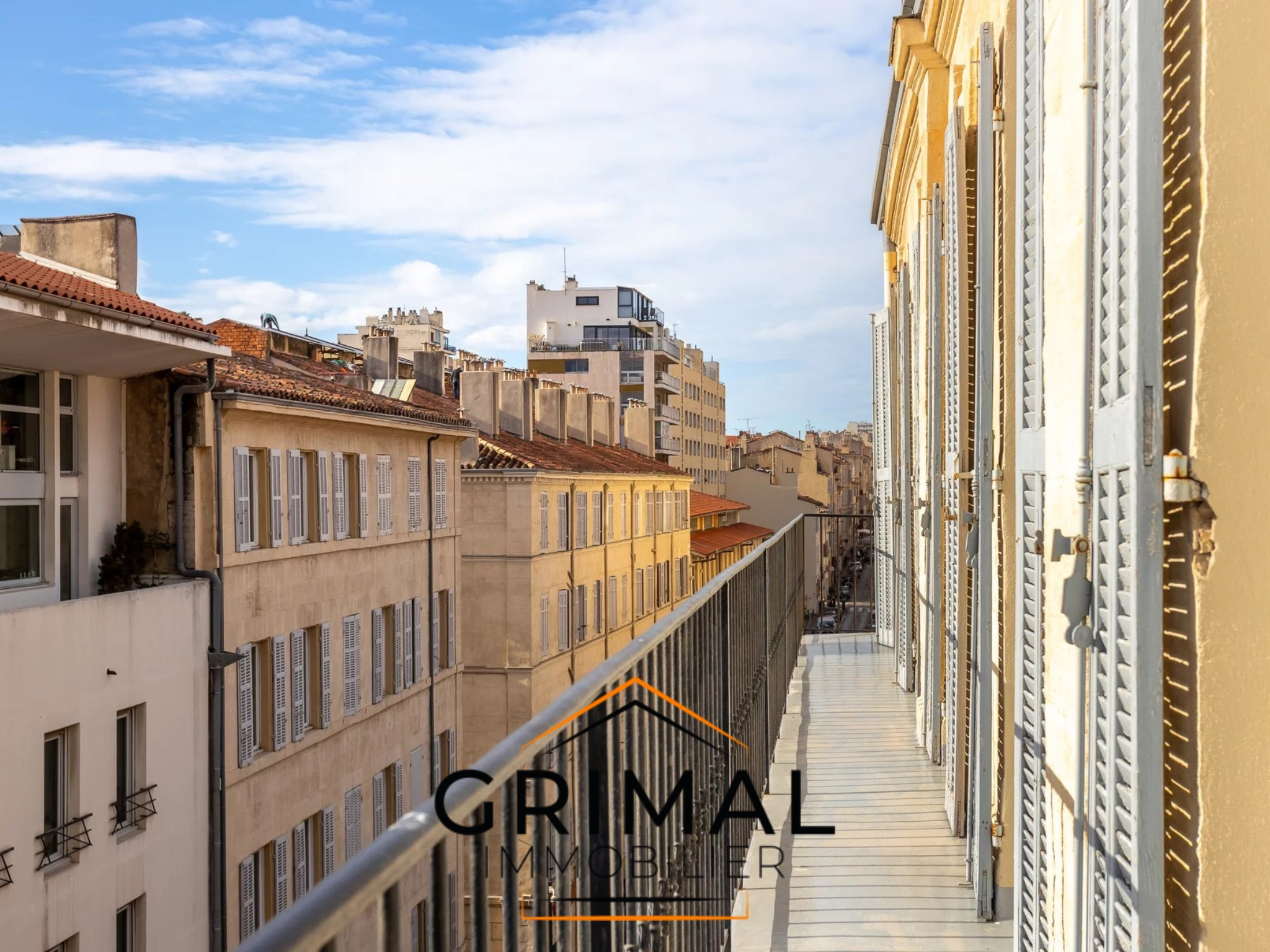 APPARTEMENT   DERNIER   ÉTAGE BALCON FILANT   RUE SAINTE (13001)