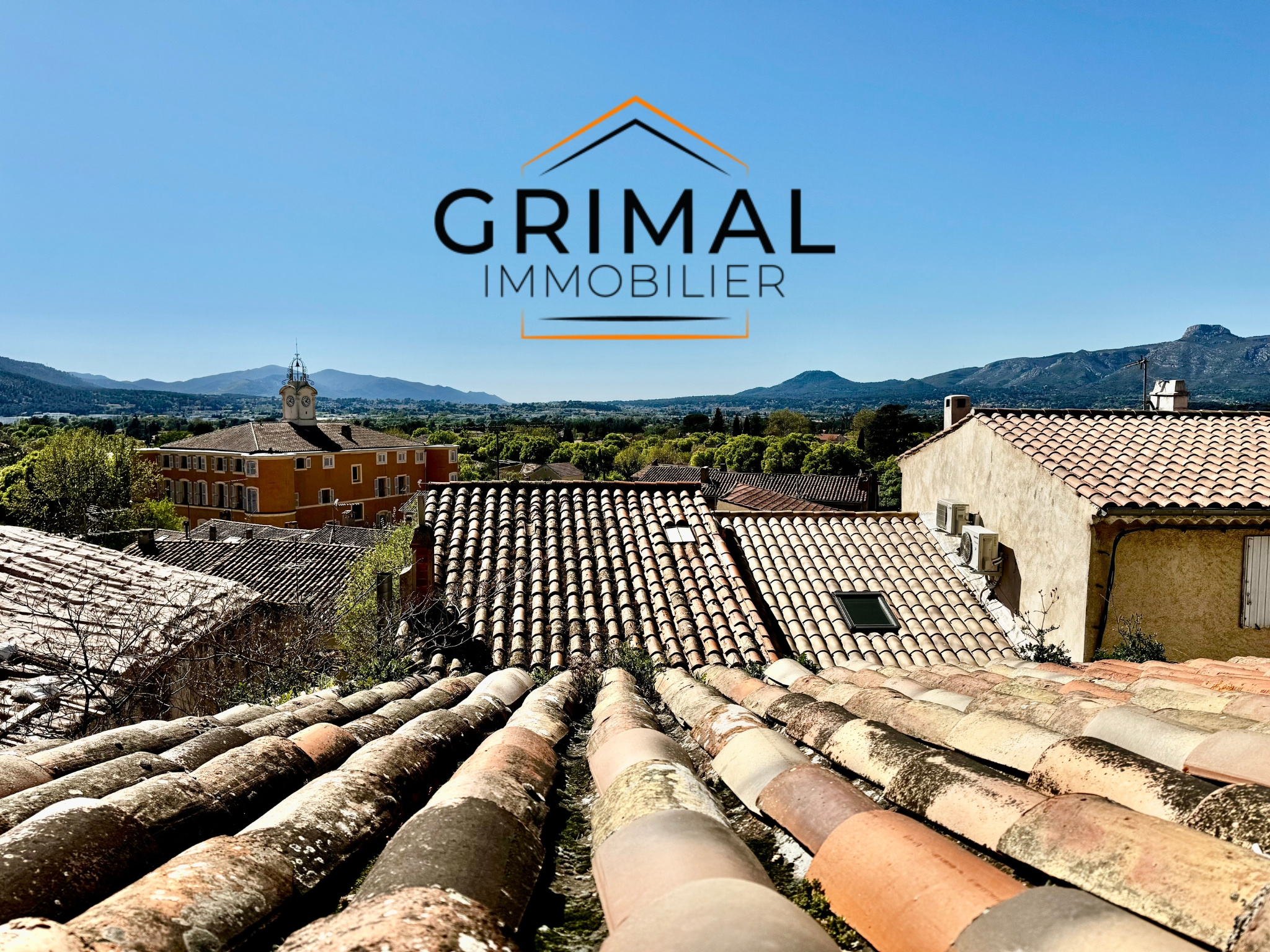 GÉMENOS (13420) — Maison de village — Vue panoramique — T4 sur 3 niveaux + grenier — 107m2